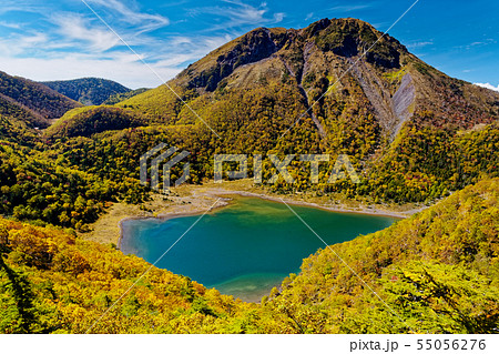 紅葉の日光白根山と五色沼 55056276