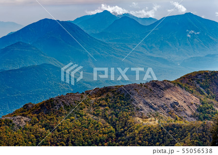 紅葉の日光白根山稜線から見る太郎山・女峰山の山並み 55056538
