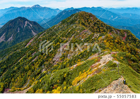 女峰山から見る帝釈山と日光白根山 55057583