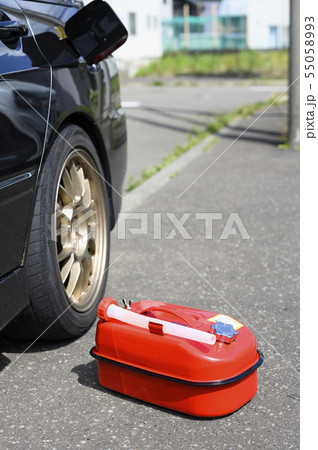 ガソリン携行缶と車（ガス欠イメージ） 55058993