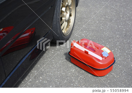 ガソリン携行缶と車（ガス欠イメージ） 55058994