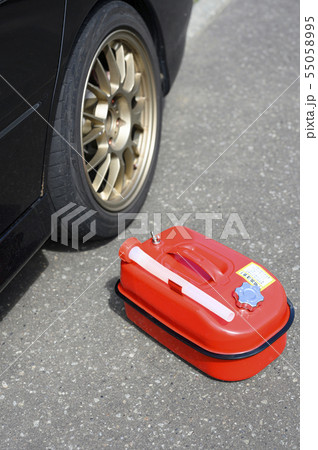 ガソリン携行缶と車 ガス欠イメージ の写真素材