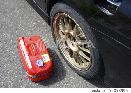ガソリン携行缶と車 ガス欠イメージ の写真素材