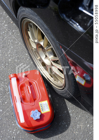 ガソリン携行缶と車（ガス欠イメージ） 55058998