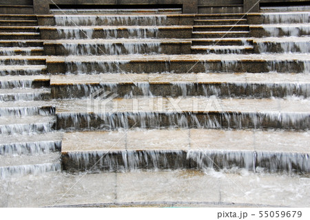 水の流れがある階段 55059679