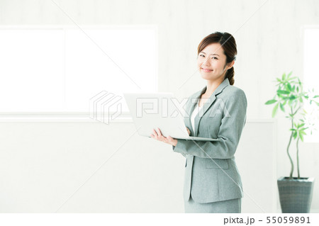 女性 ビジネス オフィス ビジネスウーマン 女性 ビジネス オフィス ビジネスウーマン 55059891