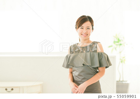 女性　若い女性　パーティー　パーティ　かわいい　ビューティー 55059901