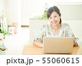 女性　若い女性　若い　笑顔　かわいい　ライフスタイル　きれい　カジュアル 55060615