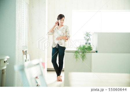 女性 若い女性 若い 笑顔 かわいい ライフスタイル きれい カジュアル 女性 若い女性 若い 笑顔 かわいい ライフスタイル きれい カジュアル 55060644