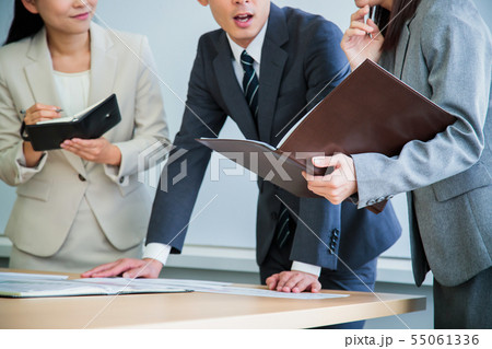 会議　打ち合わせ　女性　男性　ビジネス　オフィス　ビジネスマン　ミーティング 55061336