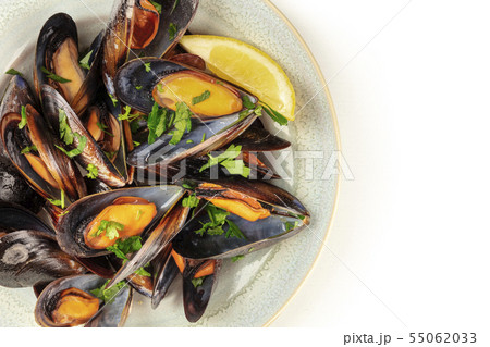 Marinara mussels, moules mariniere, close-up overhead shot on a white background 55062033