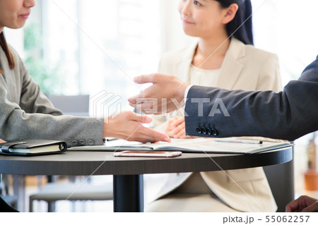 会議 打ち合わせ 女性 男性 ビジネス オフィス ビジネスマン ミーティング 会議 打ち合わせ 女性 男性 ビジネス オフィス ビジネスマン ミーティング 55062257