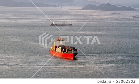 海上を航行するコンテナ船 55062502