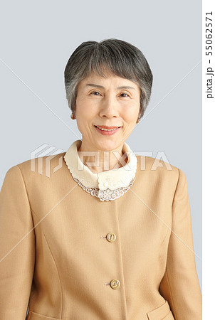 シニア女性　笑顔　終活写真　スーツのみ 55062571