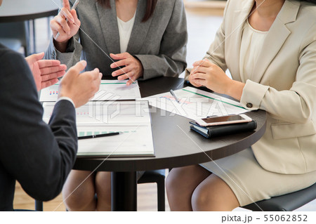 会議 打ち合わせ 女性 男性 ビジネス オフィス ビジネスマン ミーティング 会議 打ち合わせ 女性 男性 ビジネス オフィス ビジネスマン ミーティング 55062852