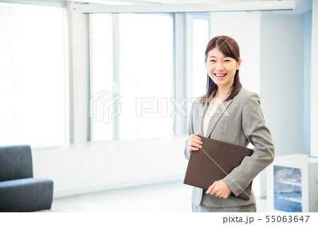 ビジネス　オフィス　女性　ビジネスマン 55063647