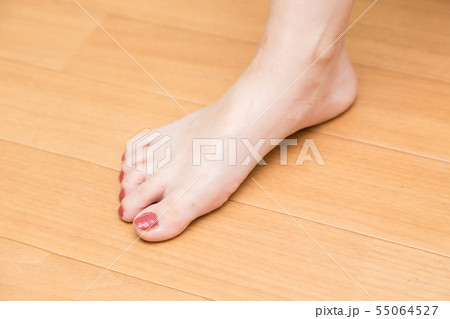 足のマニュキュア 55064527