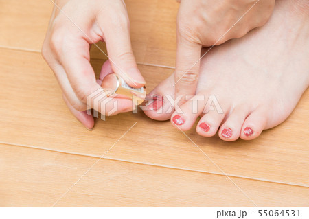 足のマニュキュアを塗る女性 足のマニュキュアを塗る女性 55064531