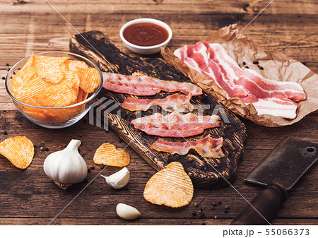 Potato crisps with backon flavour with grilled Potato crisps with backon flavour with grilled 55066373