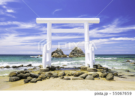 福岡県 糸島市  美しい二見ヶ浦の海と夫婦岩 55067659