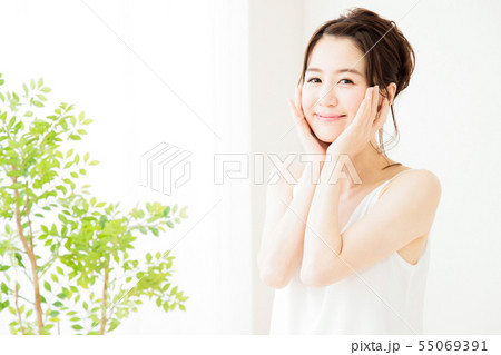 ビューティー　女性　スキンケア　ビューティ　若い女性　美容 55069391