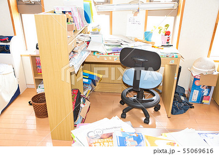 散らかった子供の部屋 散らかった子供の部屋 55069616