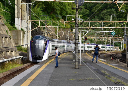 甲斐大和駅を通過する特急電車 55072319