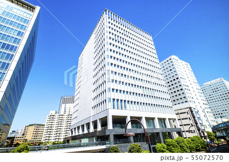 高層ビルを見上げるオフィス街の風景 高層ビルを見上げるオフィス街の風景 55072570