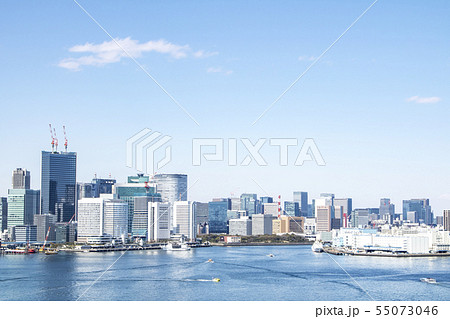 高層ビルのある海辺の都市風景 55073046