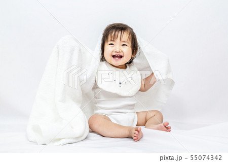 白背景で白いバスタオルを被り遊ぶ女の子の赤ちゃん。幸せ,愛情,赤ちゃん,育児イメージ 白背景で白いバスタオルを被り遊ぶ女の子の赤ちゃん。幸せ,愛情,赤ちゃん,育児イメージ 55074342
