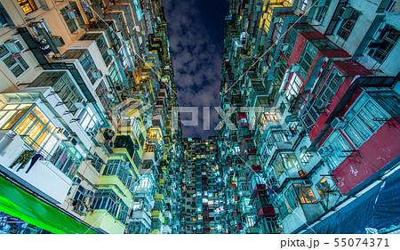 香港・鰂魚涌（クオーリーベイ）の過密住宅 55074371