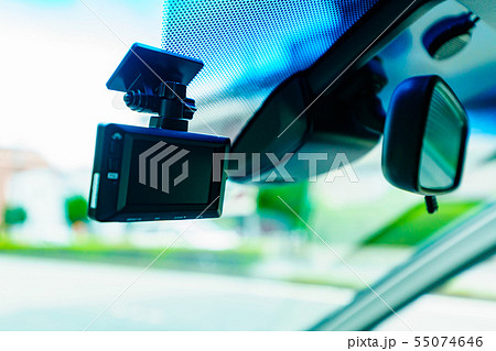 [安全運転イメージ] 自動車の安全装備のドライブレコーダー（ドラレコ）とバックミラー 55074646