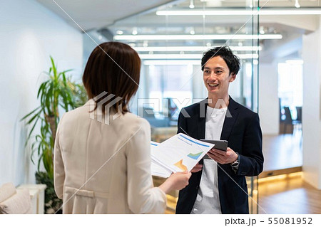 ビジネス　企業　IT おしゃれ　爽やか　ミーティング　仕事　会社　商談　打ち合わせ 会議　パソコン 55081952