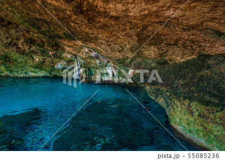 Cenote Dos Ojos with clear blue water 55085236