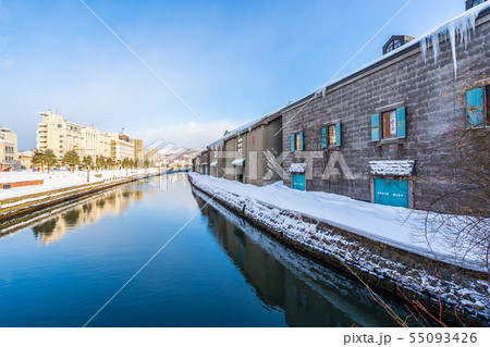 Beautiful landscape and cityscape of Otaru canal river in winter and snow season 55093426
