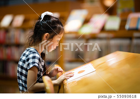 本を読む女の子 本を読む女の子 55093618