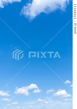 梅雨時期の晴れ間　空　雲　コピースペース　積雲　初夏の空　広いコピースペース 55094313