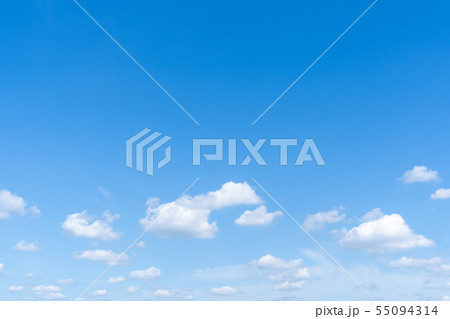 梅雨時期の晴れ間 空 雲 コピースペース 積雲 初夏の空 広いコピースペース 梅雨時期の晴れ間 空 雲 コピースペース 積雲 初夏の空 広いコピースペース 55094314