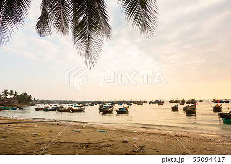 Vietnamese boats at sunset 55094417