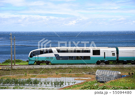 海沿いを走る特急電車 55094480