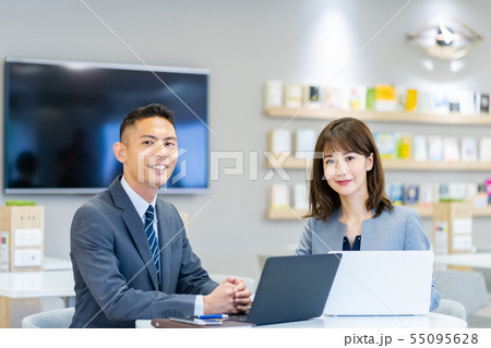 ビジネスイメージ　男性社員　女性社員 55095628