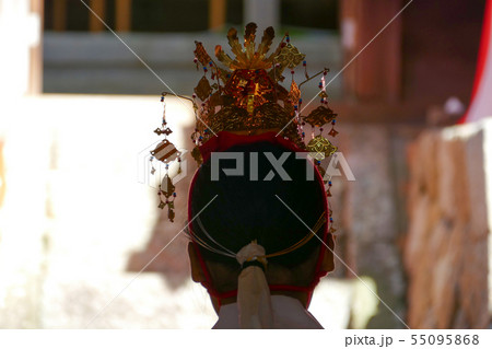 神社で神楽舞いを奉納する巫女 神社で神楽舞いを奉納する巫女 55095868