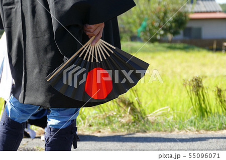 軍扇を手に持つ男性 55096071