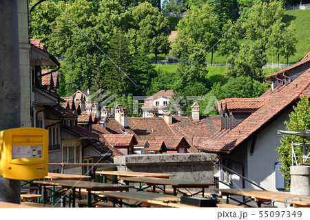 スイス 煉瓦色の屋根が埋め尽くすベルンの街並み 55097349