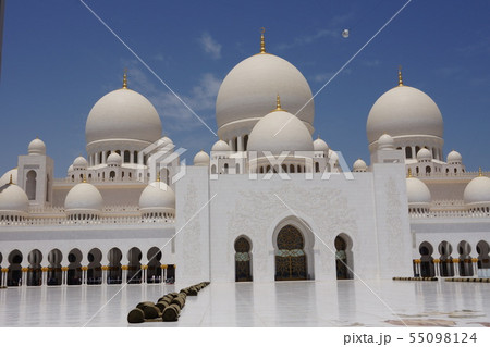 アブダビ シェイク・ザイード・モスクのメインホールと中庭 55098124