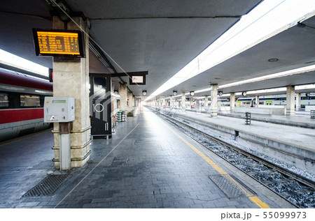 駅の風景　イタリア　フィレンツェ　朝のサンタ・マリア・ノヴェッラ駅 55099973