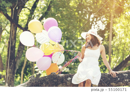 Young beautiful woman holding colorful air Young beautiful woman holding colorful air 55100171