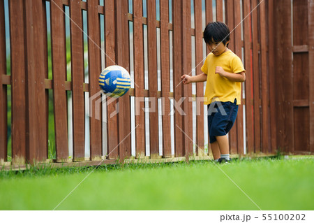 子供 男の子 庭 遊び サッカーボールの写真素材