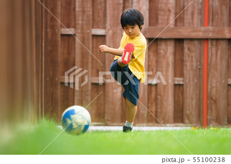 子供 男の子 庭 遊び サッカーボールの写真素材