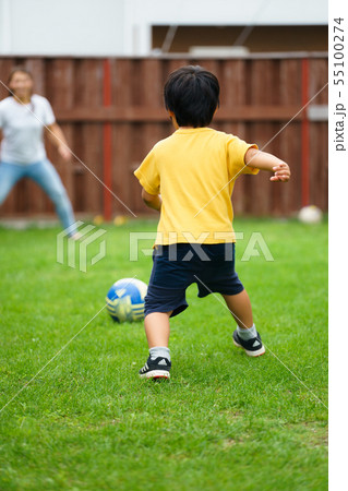 子供 男の子 庭 遊び サッカーボールの写真素材